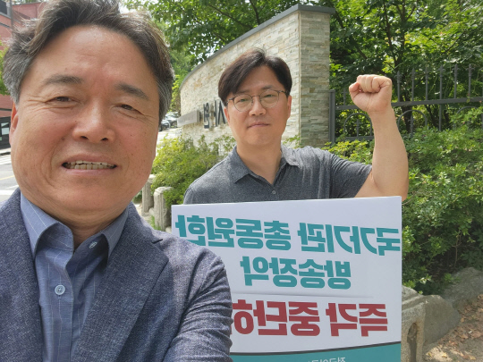지난 8월3일 뉴스타파 PD 출신인 최승호(왼쪽) 전 MBC 사장은 페이스북을 통해 민주노총 전국언론노조 MBC본부 이호찬(오른쪽) 본부장을 만났다고 밝혔다.<최승호 전 MBC 사장 페이스북 사진 갈무리>